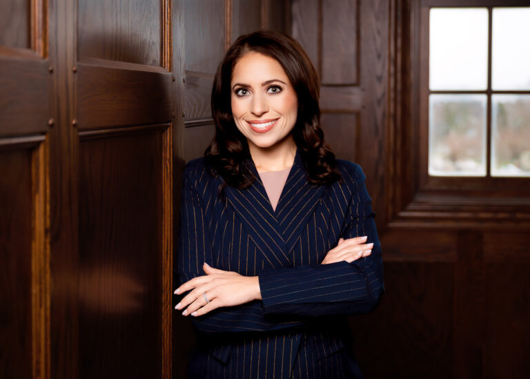 Carly Babi, abogada bilingüe en Michigan, defensora criminal para la comunidad hispana